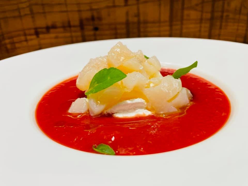 Cubetti di pesce crudo su passata di pomodoro e basilico
