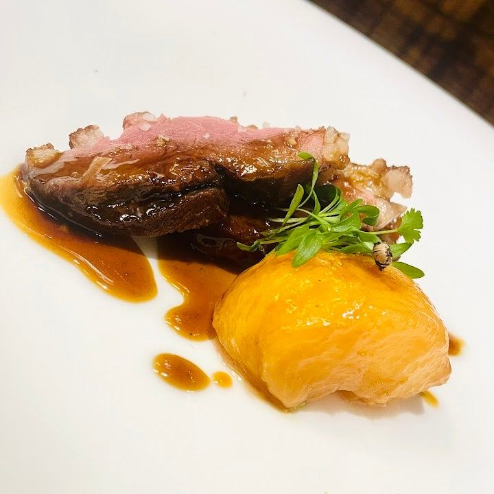 Carne rosata con il suo fondo, zucca e germogli