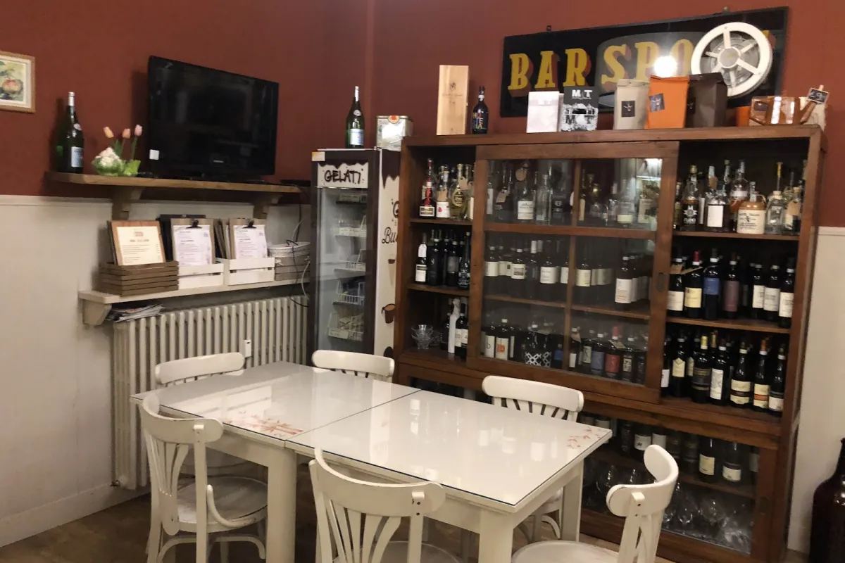 La vetrina dei vini sotto la vecchia insegna Bar Sport