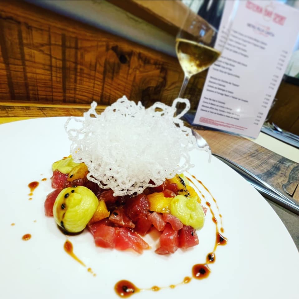 Tartare di tonno con una nuvola di riso soffiato